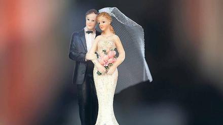 Eheglück, hier auf einer Hochzeitstorte. Doch vor das Jawort haben die Götter in Berlin die Geduldsprobe gesetzt.