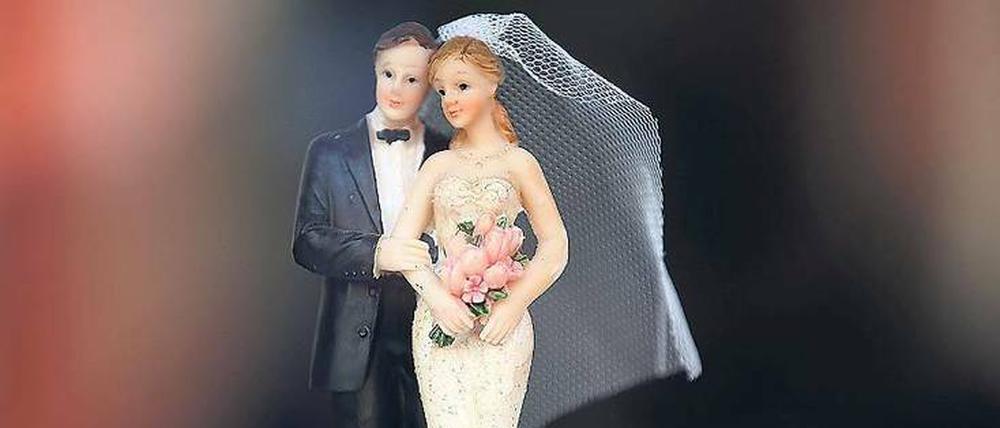 Eheglück, hier auf einer Hochzeitstorte. Doch vor das Jawort haben die Götter in Berlin die Geduldsprobe gesetzt.