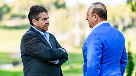 Nicht ganz klare Aussichten: Außenminister Sigmar Gabriel (SPD) und sein türkischer Kollege Mevlüt Cavusoglu im November 2017 in Antalya.
