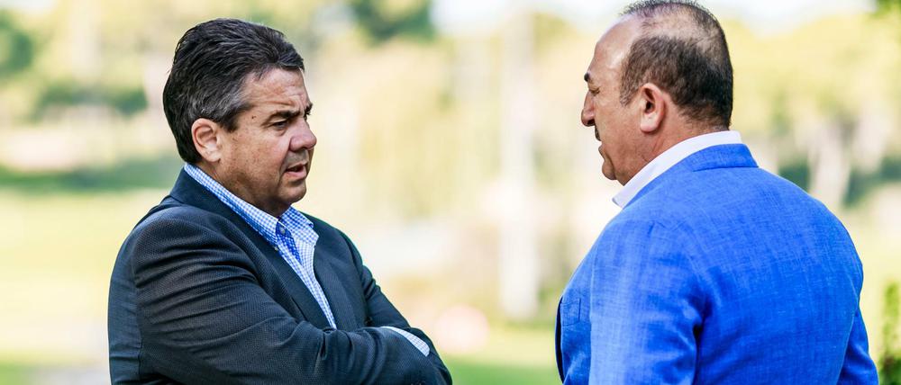 Nicht ganz klare Aussichten: Außenminister Sigmar Gabriel (SPD) und sein türkischer Kollege Mevlüt Cavusoglu im November 2017 in Antalya.