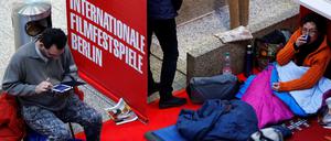 Kuschelkino. Manche stellen sind bei der Berlinale auf alles vorbereitet - das gilt besonders für den Ticketvorverkauf.