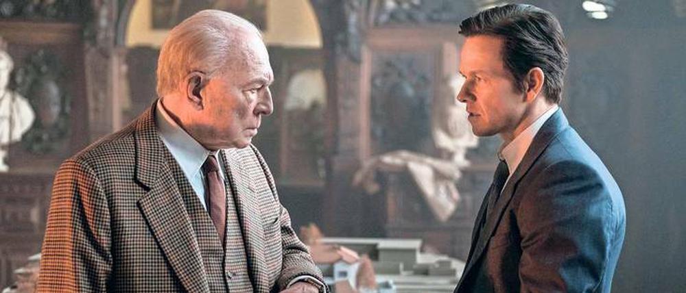 Böser, alter Mann. J. Paul Getty (Christopher Plummer) verhandelt mit dem Ex-CIA Agenten Fletcher Chase (Mark Wahlberg). 