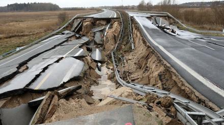 Auf der A20 bei Tribsees ist nun auch die zweite Fahrbahn weggebrochen