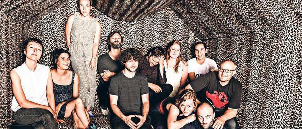 Verschmelzen. Poliça mit Sängerin Channy Leaneagh (links) und das Stargaze Ensemble von André de Ridder (4. v. l.)