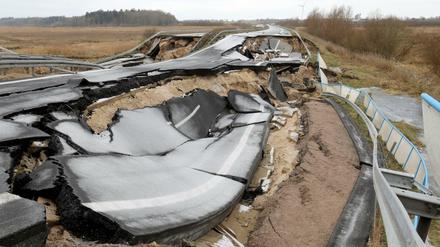 Bei Tribsees stürzen immer größere Teile der A20 in ein Loch - jetzt auch die Gegenfahrbahn der auf Torf gebauten Autobahn.