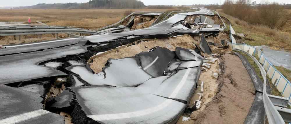 Bei Tribsees stürzen immer größere Teile der A20 in ein Loch - jetzt auch die Gegenfahrbahn der auf Torf gebauten Autobahn.