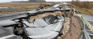 Bei Tribsees stürzen immer größere Teile der A20 in ein Loch - jetzt auch die Gegenfahrbahn der auf Torf gebauten Autobahn.