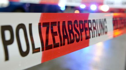 Ein Flatterband mit der Aufschrift "Polizeiabsperrung". 