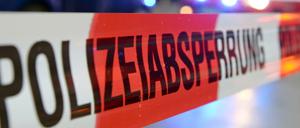 Ein Flatterband mit der Aufschrift "Polizeiabsperrung".