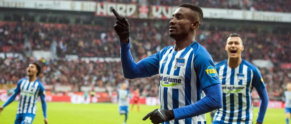 Die Vorentscheidung. Salomon Kalou bejubelt seinen Treffer zum 2:0.