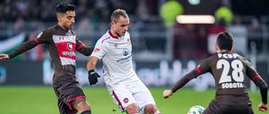 St. Paulis Sami Allagui (l-r), Nürnbergs Ewerton und St. Paulis Waldemar Sobota kämpfen um den Ball. 