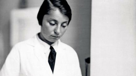 Edith Peritz in ihrer schönheitschirurgischen Praxis.