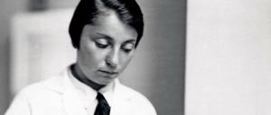 Edith Peritz in ihrer schönheitschirurgischen Praxis.