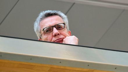 Thomas de Maiziere (CDU) beobachtete die Pressekonferenz nach der Groko-Einigung.