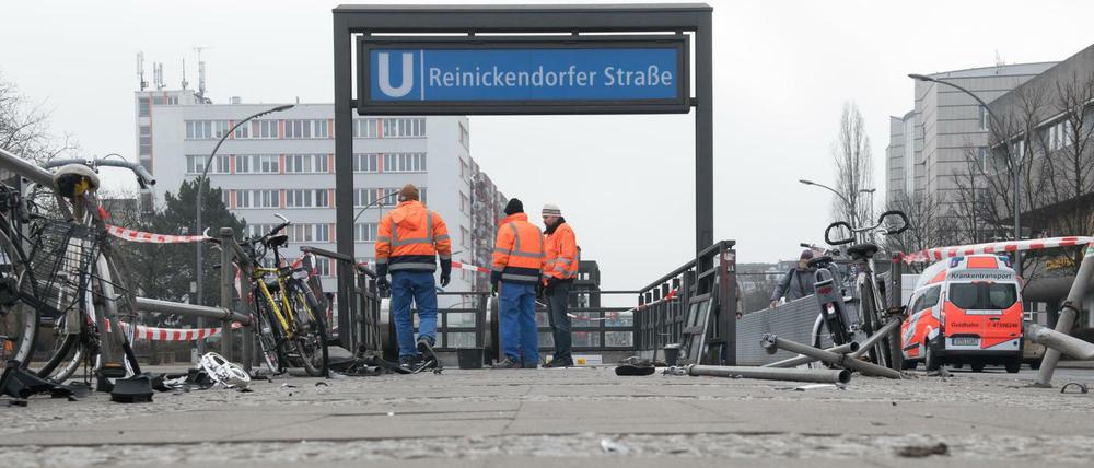 In der Nacht war hier ein Pkw mit stark überhöhter Geschwindigkeit in den Eingangsbereich geschleudert.