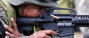 Ein Philippinischer Soldaten feuert mit einem Remington M4 Sturmgewehr. 