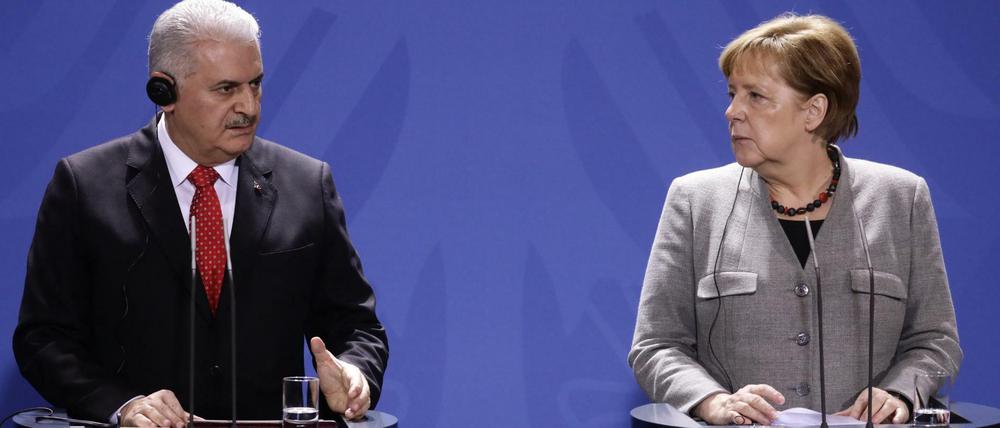 Bundeskanzlerin Angela Merkel (CDU) und der türkische Ministerpräsident Binali Yildirim bei der gemeinsamen Pressekonferenz. 