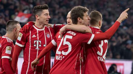 Kollektiver Jubel. Thomas Müller lässt sich von seinen Teamkollegen zum 2:1 gratulieren. 
