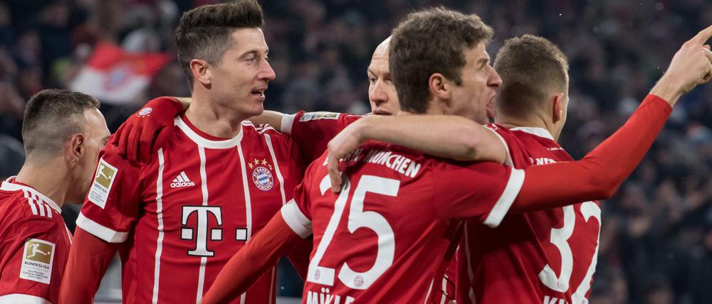 Kollektiver Jubel. Thomas Müller lässt sich von seinen Teamkollegen zum 2:1 gratulieren.