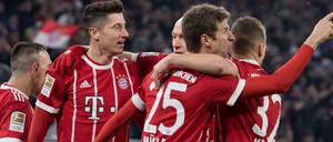 Kollektiver Jubel. Thomas Müller lässt sich von seinen Teamkollegen zum 2:1 gratulieren. 