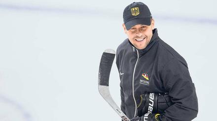 Bundestrainer Marco Sturm trifft mit der deutschen Mannschaft zum Auftakt der Vorrunde auf Finnland.