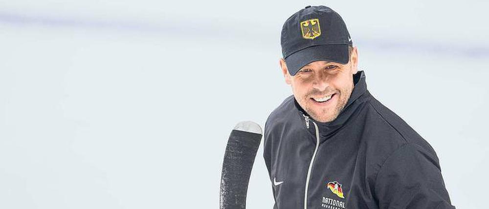 Bundestrainer Marco Sturm trifft mit der deutschen Mannschaft zum Auftakt der Vorrunde auf Finnland.