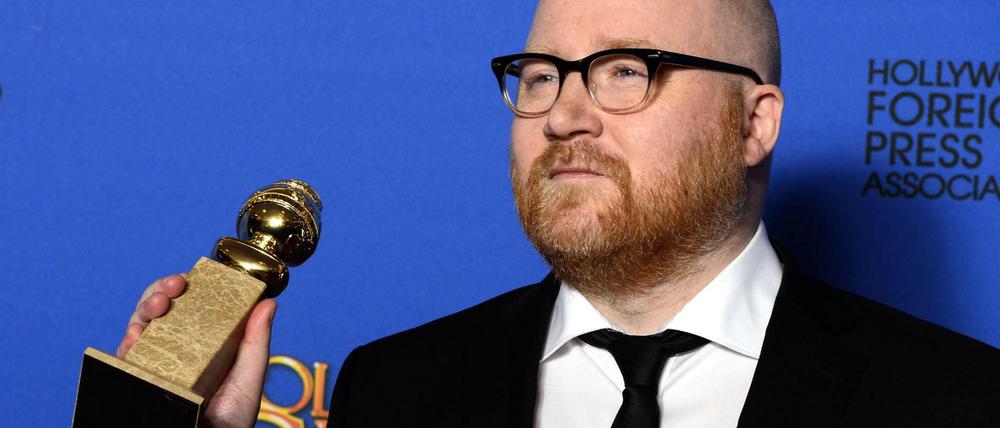 Johann Johannsson zeigt bei der Golden Globe-Verleihung seine Auszeichnung. 