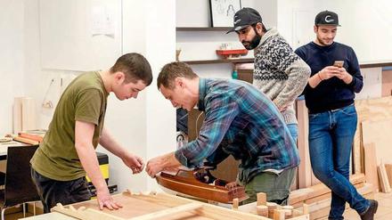 Handarbeit. Zum Team gehören unter anderem Hassan Aji, Daniel Seiple, Nawras Alwali und Hanna Aljarada (v.li.). Im September wollen sie fertig sein.