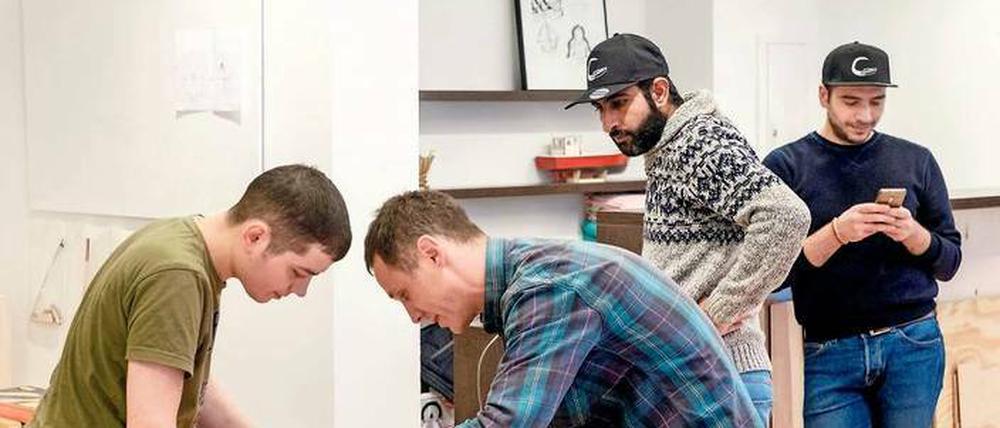 Handarbeit. Zum Team gehören unter anderem Hassan Aji, Daniel Seiple, Nawras Alwali und Hanna Aljarada (v.li.). Im September wollen sie fertig sein.