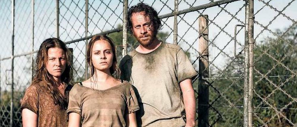 Raus aus Deutschland. Jan Schneider (Fabian Busch) ist einfacher Anwalt, doch den totalitären Machthabern ein Dorn im Auge. Als ihm Haft und Folter drohen, flieht er mit Frau Sarah (Maria Simon, l.) und Tochter Nora Schneider (Athena Strates) nach Afrika. 