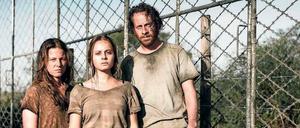 Raus aus Deutschland. Jan Schneider (Fabian Busch) ist einfacher Anwalt, doch den totalitären Machthabern ein Dorn im Auge. Als ihm Haft und Folter drohen, flieht er mit Frau Sarah (Maria Simon, l.) und Tochter Nora Schneider (Athena Strates) nach Afrika. 