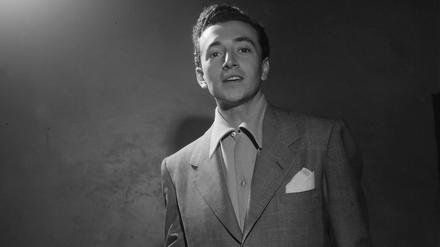 Die beste Stimme im Business. Das sagte Kollege Frank Sinatra einst über Vic Damone, der hier in einem Studio Porträt aus den 40er Jahren zu sehen ist.