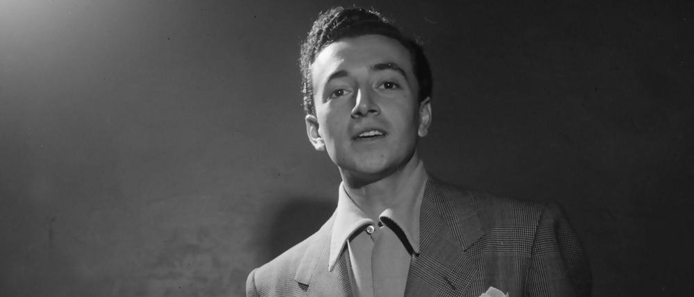 Die beste Stimme im Business. Das sagte Kollege Frank Sinatra einst über Vic Damone, der hier in einem Studio Porträt aus den 40er Jahren zu sehen ist.