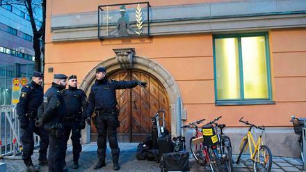 Polizisten bewachen in Stockholm das Gericht, in dem gegen den mutmaßlichen Terror-Attentäter verhandelt wird.