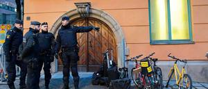 Polizisten bewachen in Stockholm das Gericht, in dem gegen den mutmaßlichen Terror-Attentäter verhandelt wird.