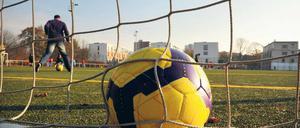 Nicht immer am Ball. In den Bezirken gibt es nach Berechnungen des Senats zu wenig Platz für den Sport.