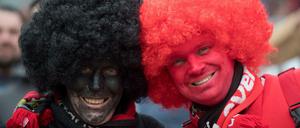Auch Fußballfans können Karneval friedlich und fröhlich feiern.