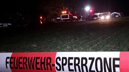 Die Polizei sperrte den Tatort am Waldrand bei Mögelin ab.