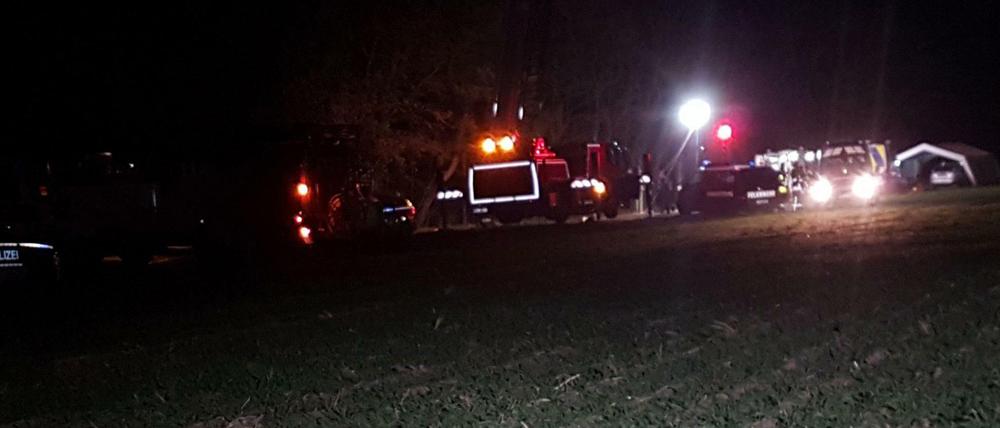 Die Polizei sperrte den Tatort am Waldrand bei Mögelin ab. 