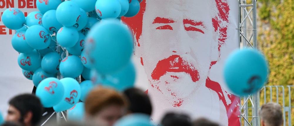 Eine Zeichnung des in der Türkei inhaftierten Journalisten Deniz Yücel bei einer Kundgebung vor dem Bundeskanzleramt in Berlin im Oktober 2017. 