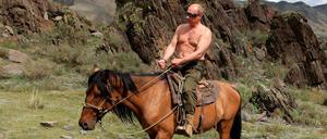 Der russische Präsident Wladimir Putin reitet auf einem Pferd in Südsibirien. 