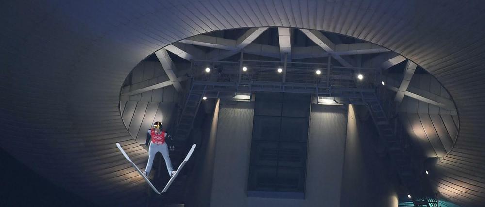 Die Einsamkeit des Skispringers in der Nacht von Pyeongchang.