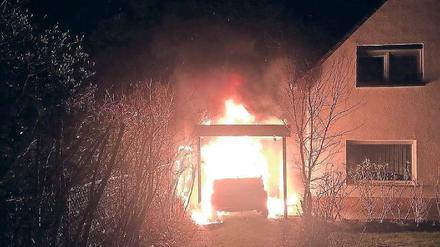Flammen am Haus. Auch das Auto des Neuköllner Linken-Politikers Ferat Ali Kocak wurde in der Nacht zum 1. Februar angezündet.