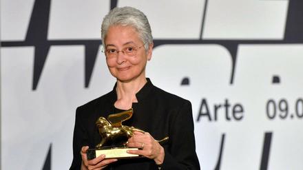 Adrian Piper mit dem Goldenen Löwen bei der 56. Biennale di Venezia. 
