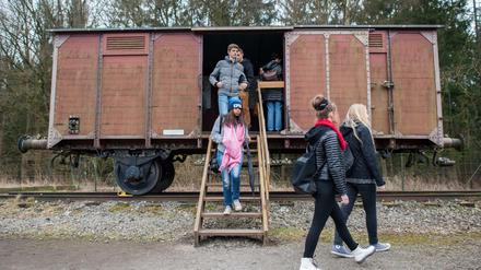 Schülerinnen und Schüler beim Besuch der KZ-Gedenkstätte Bergen-Belsen.