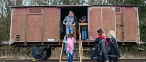 Schülerinnen und Schüler beim Besuch der KZ-Gedenkstätte Bergen-Belsen.