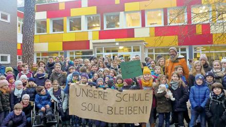 Demo zum Ferienende. Eltern und Schüler wollen ihre Schule erhalten. 