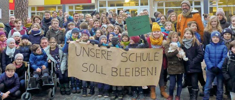 Demo zum Ferienende. Eltern und Schüler wollen ihre Schule erhalten. 
