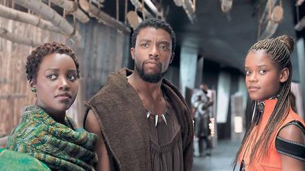 Für die Zukunft des Kontinents. Nakia (Lupita Nyong'o), Black Panther (Chadwick Boseman) und Shur (Letitia Wright) verteidigen das Königreich Wakanda.