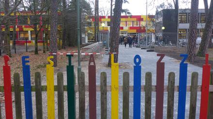 In Sicherheit. Zumindest vorerst. Die Pestalozzi-Schule am Hartmannsweilerweg in Zehlendorf darf jetzt doch erstmal wieder Schüler aufnehmen.